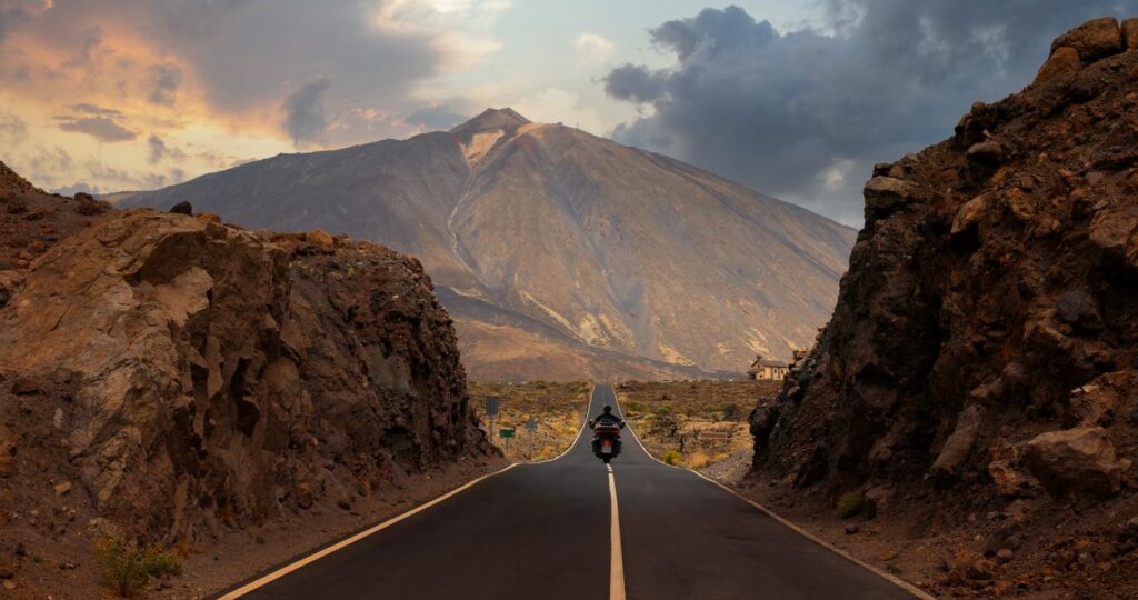 Motorradfahrer im Teide Nationalpark