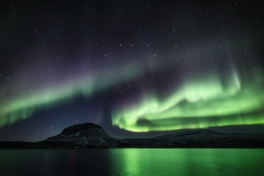 Aurora Bolearis über einem Fjell bei Kilpisjärvi, Lappland