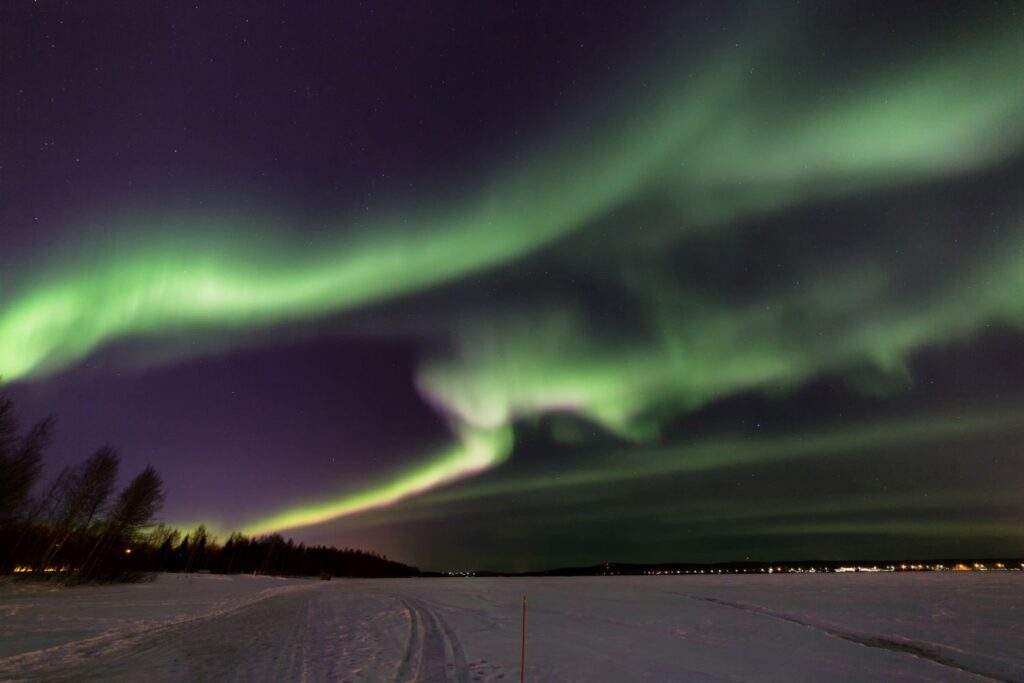 Beeindruckende Aurora Borealis in der Nähe von Rovaniemi, Lappland