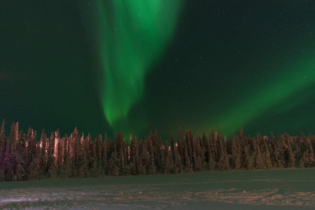 Polarlicht über dem gefrorenen Ahvenlampi in Luosto, Lappland