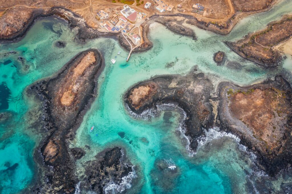 Sicht auf die Küste der Lobos-Insel bei Fuerteventura